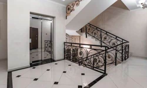 foto di un piano di condominio in marmo, con ascensore e scale